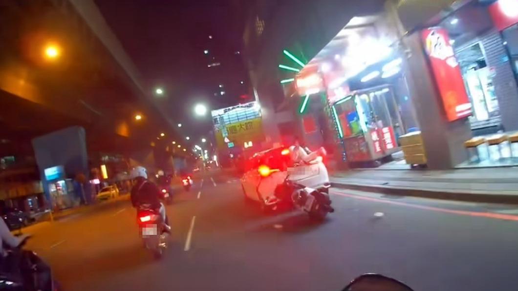 轎車買了買檳榔違停(圖/翻攝Facebook●【爆料公社】●)