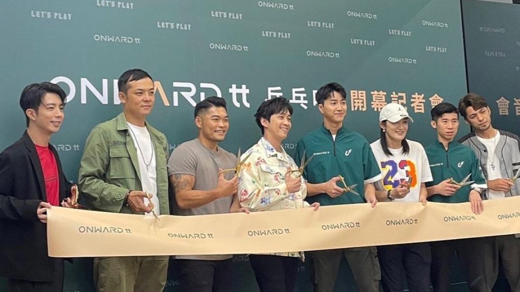 江宏傑(右四)桌球館開幕時,找了許多星友站台同樂。(圖/翻攝自Onward tt乒乓吧 X Let’s Play臉書)