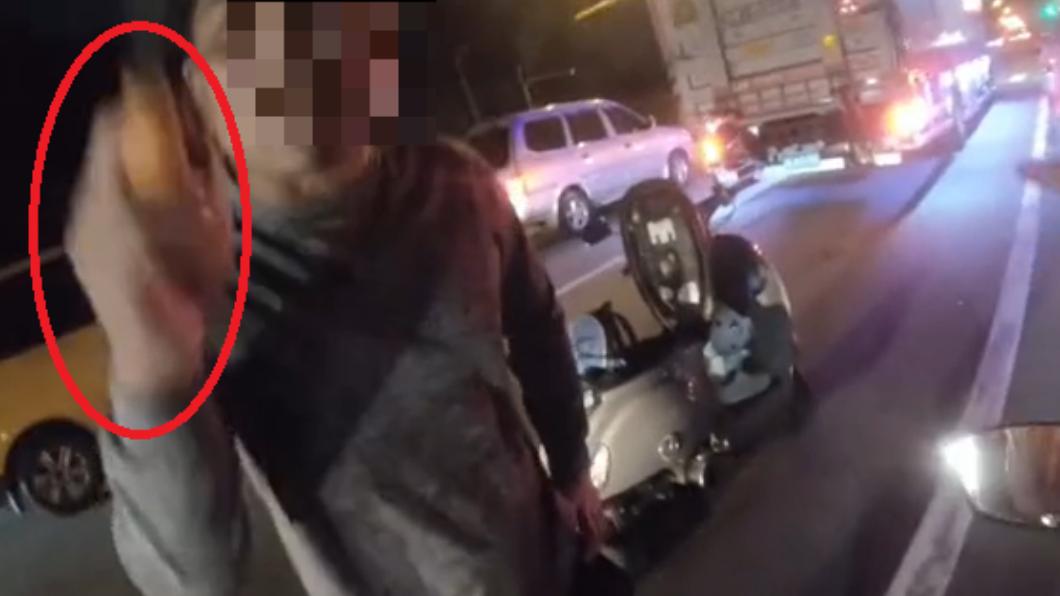 好兇！善心騎士提醒開大燈　遭螺絲起子狂揮被嗆：關你X事