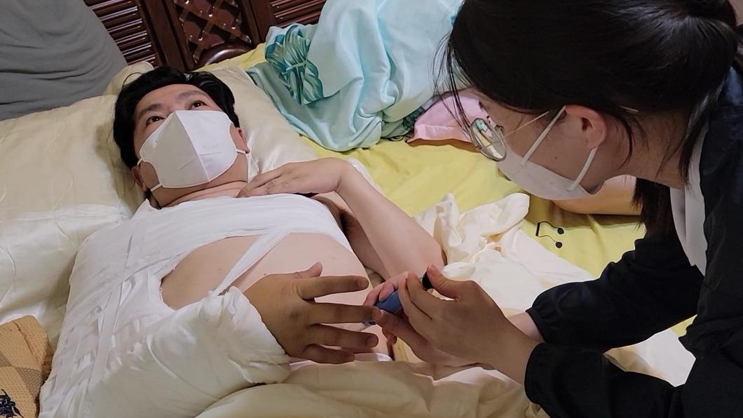 蔡義德返家休養,但仍須施打刺激骨頭生長的針。(圖/翻攝自蔡義德臉書)