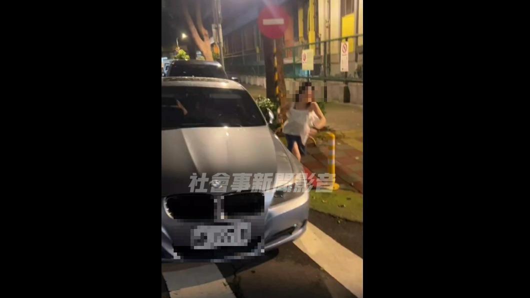 女駕駛發現有人錄影後，衝下車毆打拍攝民眾。（圖／翻攝社會事新聞影音）