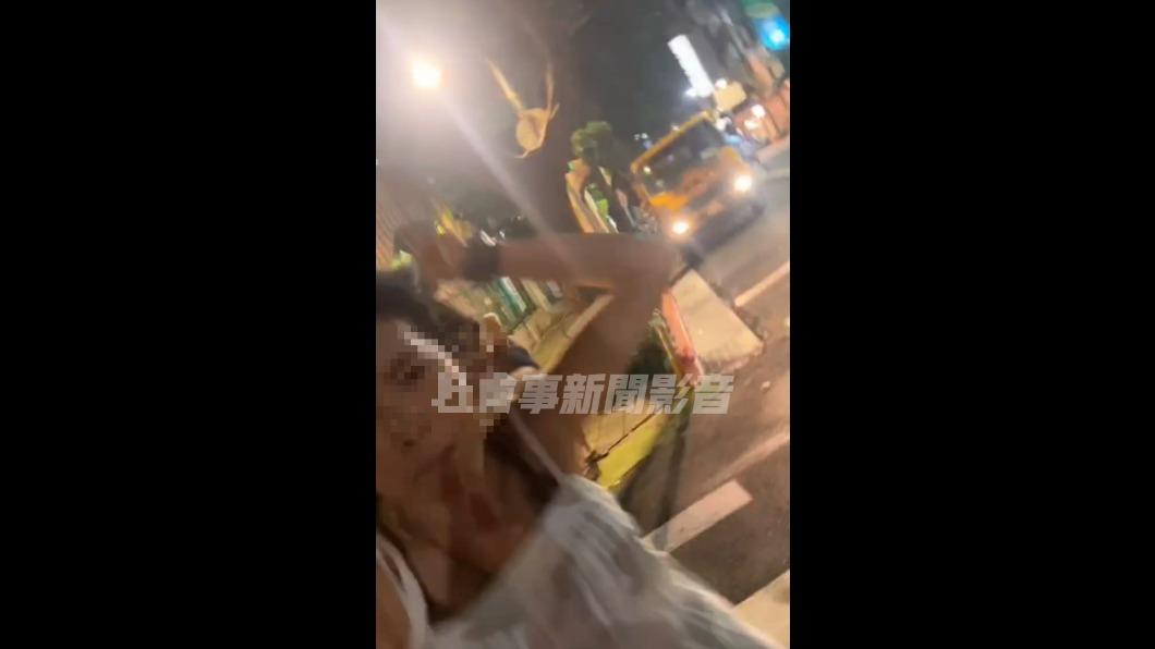 BMW違停遭錄影!北市女暴衝狂毆拍攝者 表情猙獰全都錄
