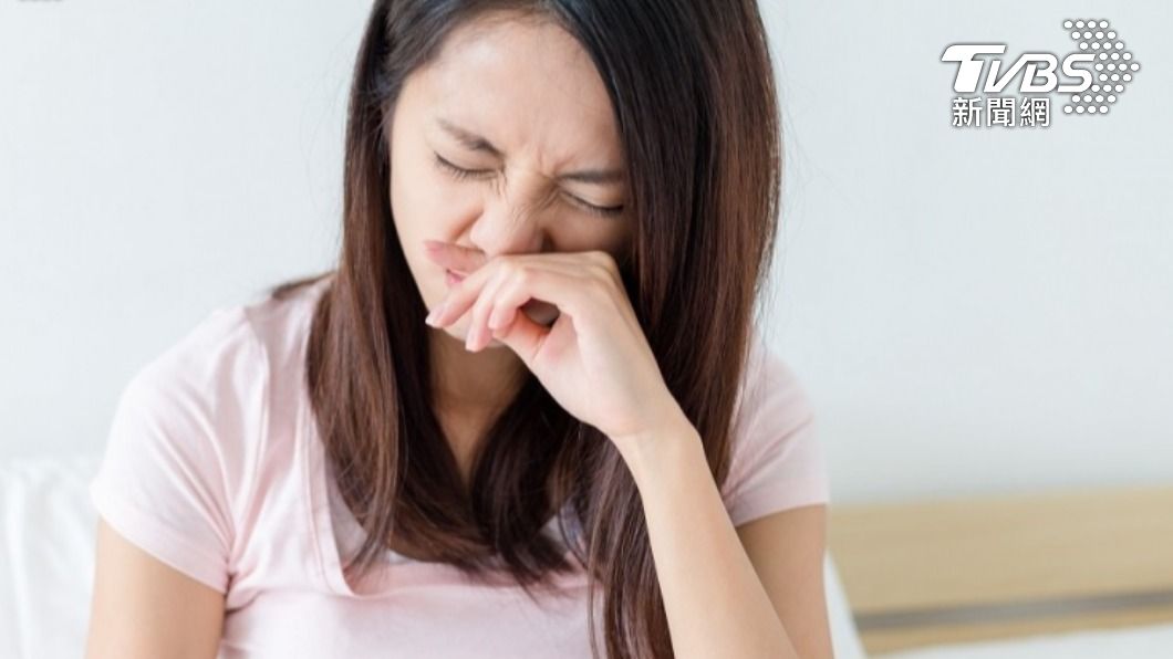女大生有過敏現象，時常將棉花棒或衛生紙塞進鼻腔。（示意圖／shutterstock達志影像）