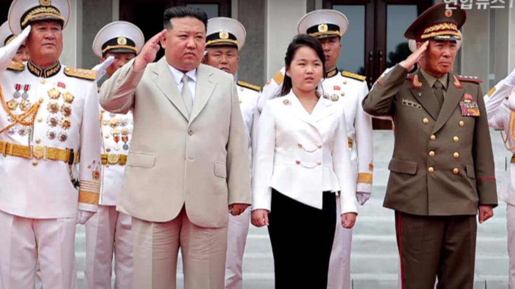 金正恩千金再亮相　穿修身正裝站父親旁「顯纖細腰身」