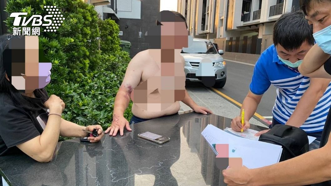 鼓山分局員警想起曾處理1件機車自摔案,那輛機車似乎與騎上輕軌的車子一樣。(圖/TVBS)