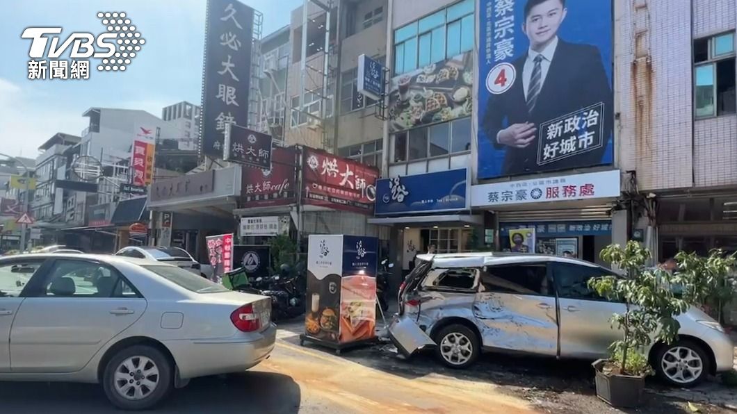 駕駛疑似身體不適,導致車輛向右偏移才釀連環撞。(圖/TVBS)