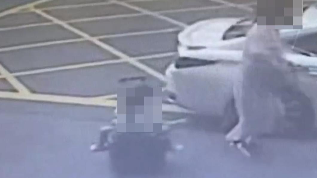 女子一放手推車就開始滑行。（圖／翻攝記者爆料網）