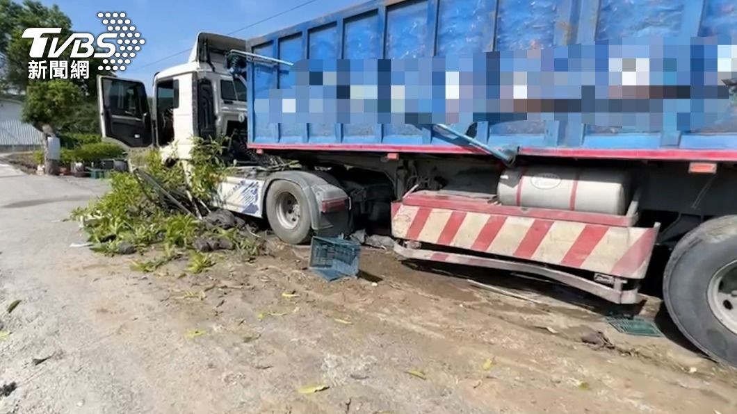 駕駛救出後經救護車緊急送醫後仍宣告身亡。（圖／TVBS）