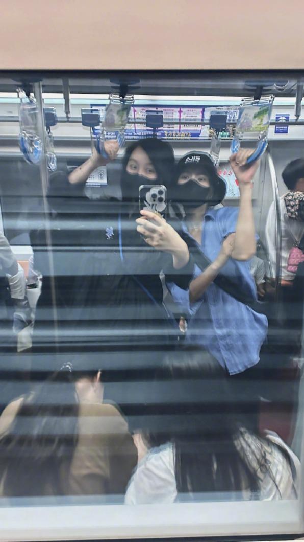 高圓圓與好友在車廂內開心自拍。（圖／翻攝自高圓圓微博）