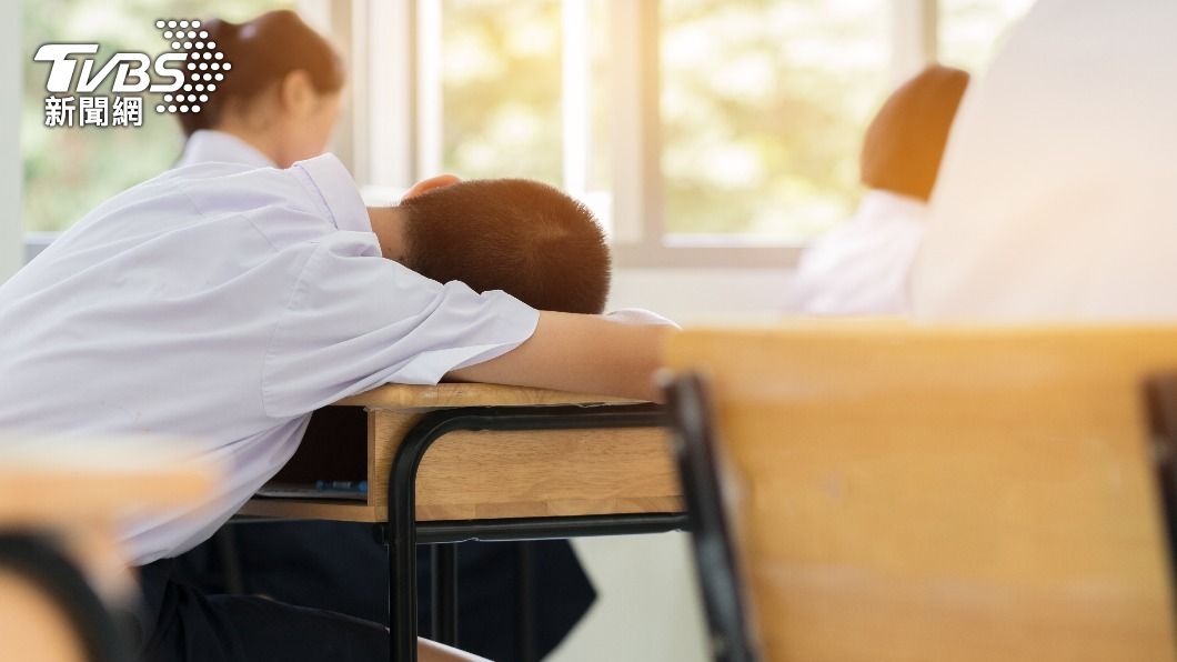 翹腳、駝背快戒!醫揭孩子5大「NG坐姿」 長期恐骨盆錯位
