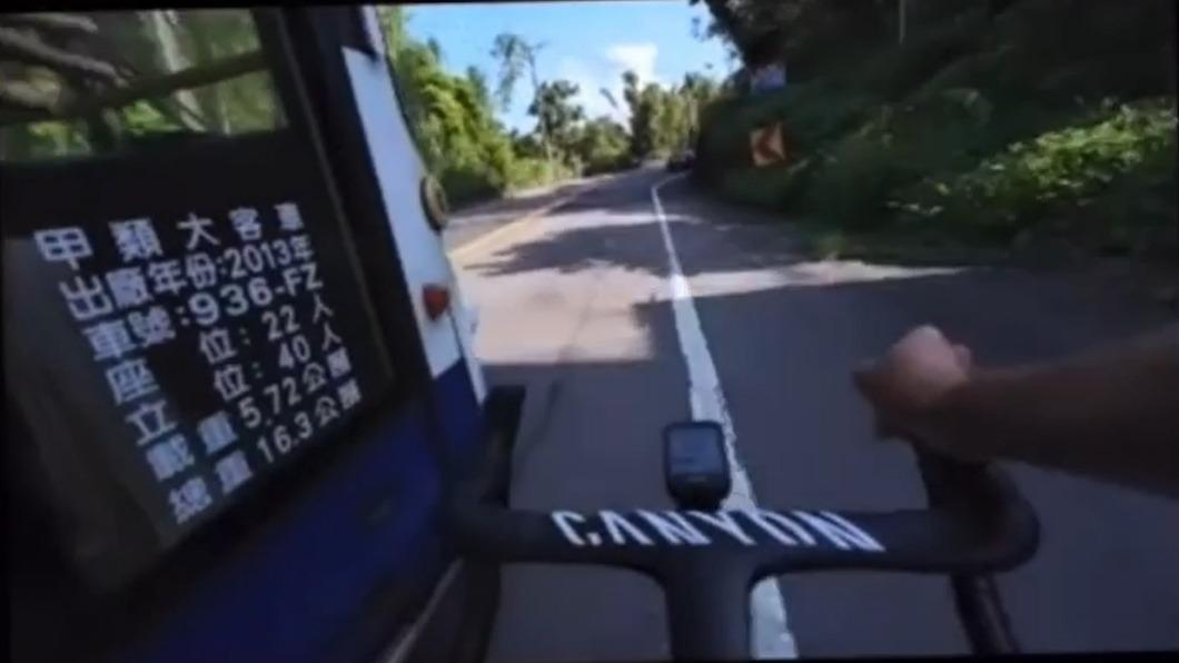 單車騎士嚇到拍打公車車窗。（圖／翻攝Facebook）