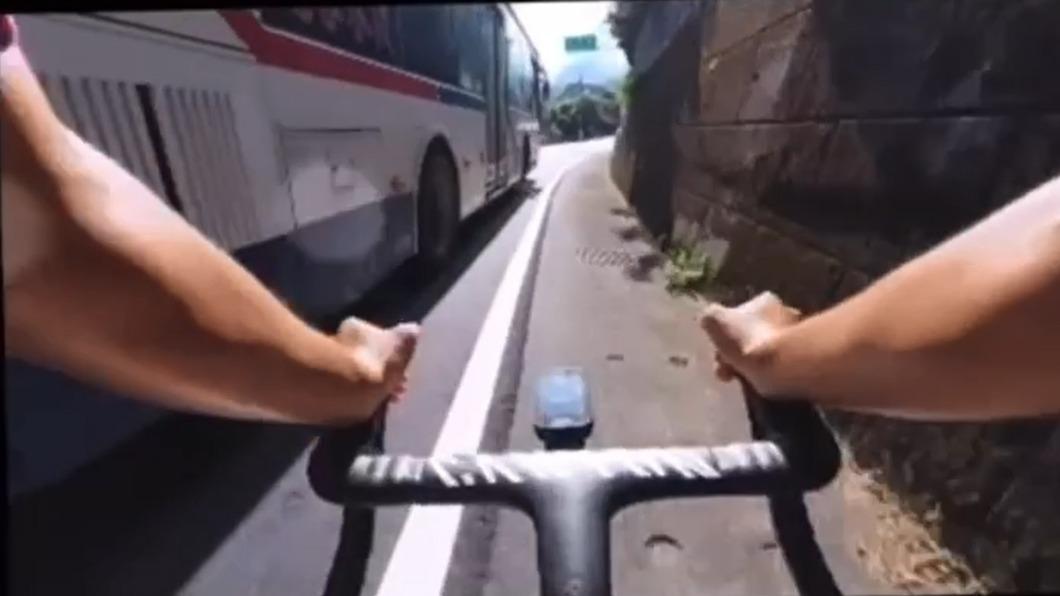 公車逼車後高速駛離。（圖／翻攝Facebook）