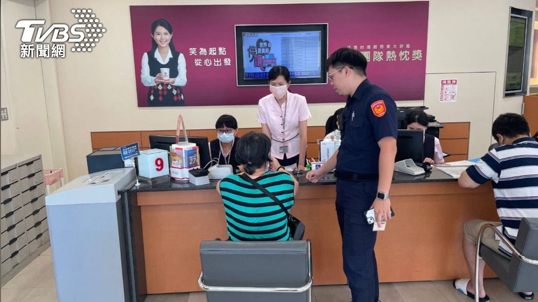 許姓婦人前往銀行欲貸款85萬元匯給男子。(圖/TVBS)