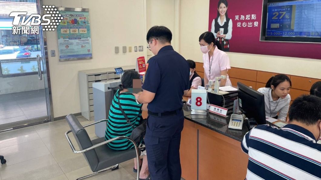 員警以實際的案例不斷向許婦勸說。(圖/TVBS)