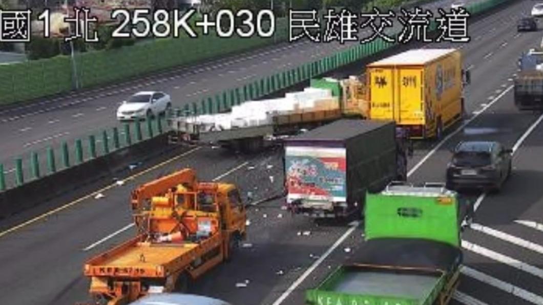 相關單位管制封閉國1北向嘉義至民雄交流道，現場進行事故車輛處理。（圖／高速公路1968）