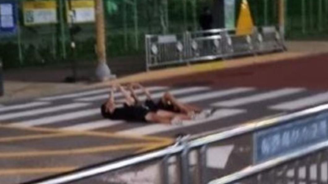 不怕死?南韓少年惡整駕駛人 「躺馬路滑手機」挨轟