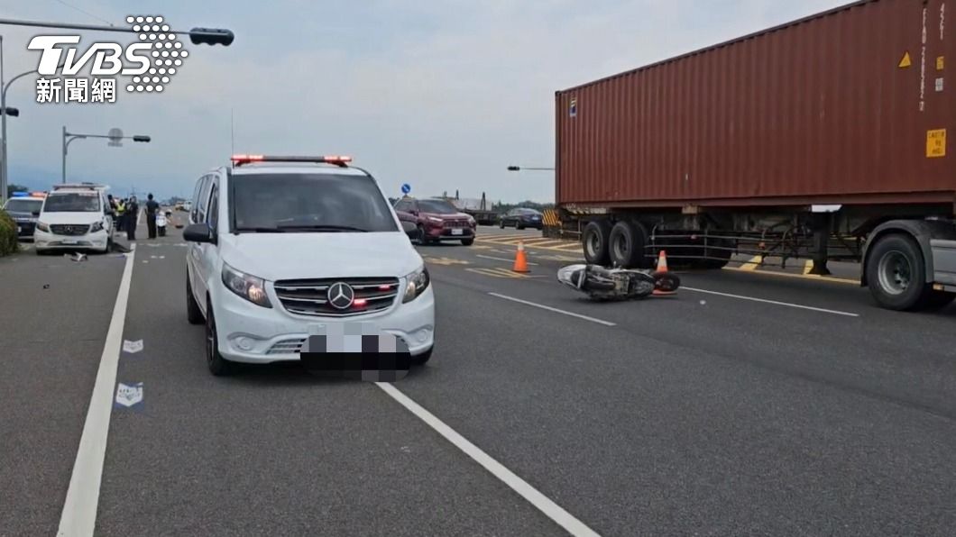 鳴笛救護車路口猛撞機車 騎士噴飛腿部「扭曲變形」慘死
