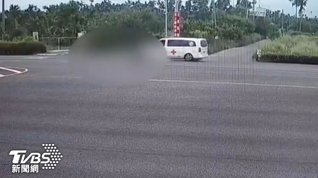 騎士噴飛至距離路口數十公尺之遠。(圖/TVBS)