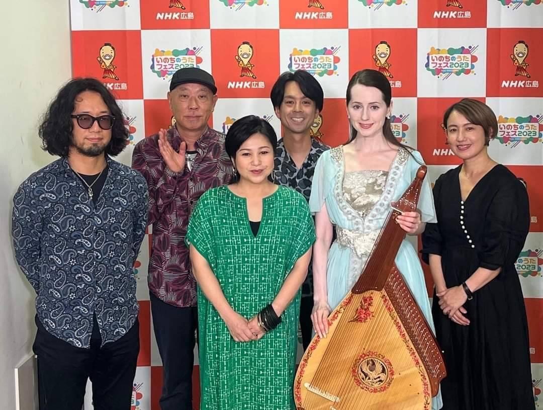 在日發展的烏克蘭歌姬娜塔莎(右二)以傳統樂器班多拉琴伴奏演唱〈淚光閃閃〉,先前也跟夏川里美相見歡。(圖/萬世國際提供)