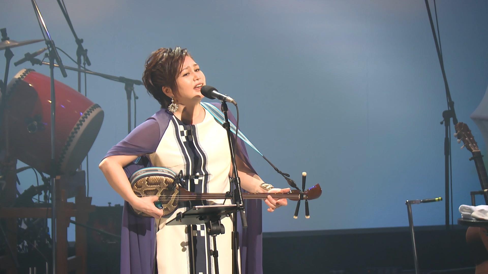 夏川里美最廣為人知的歌曲是〈淚光閃閃〉,但她並非原唱。(圖/萬世國際提供)