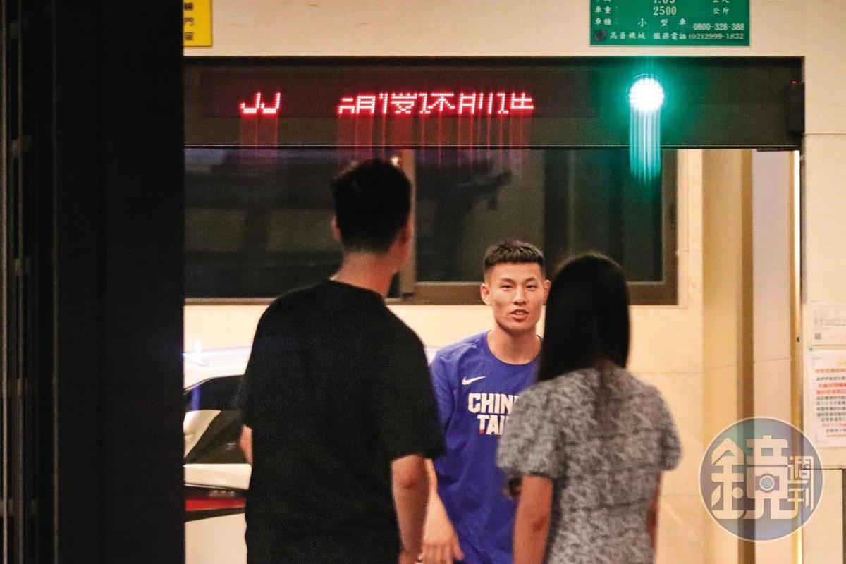 林秉聖跟蔡尚樺、交大仔仔寒暄。（圖／鏡週刊）