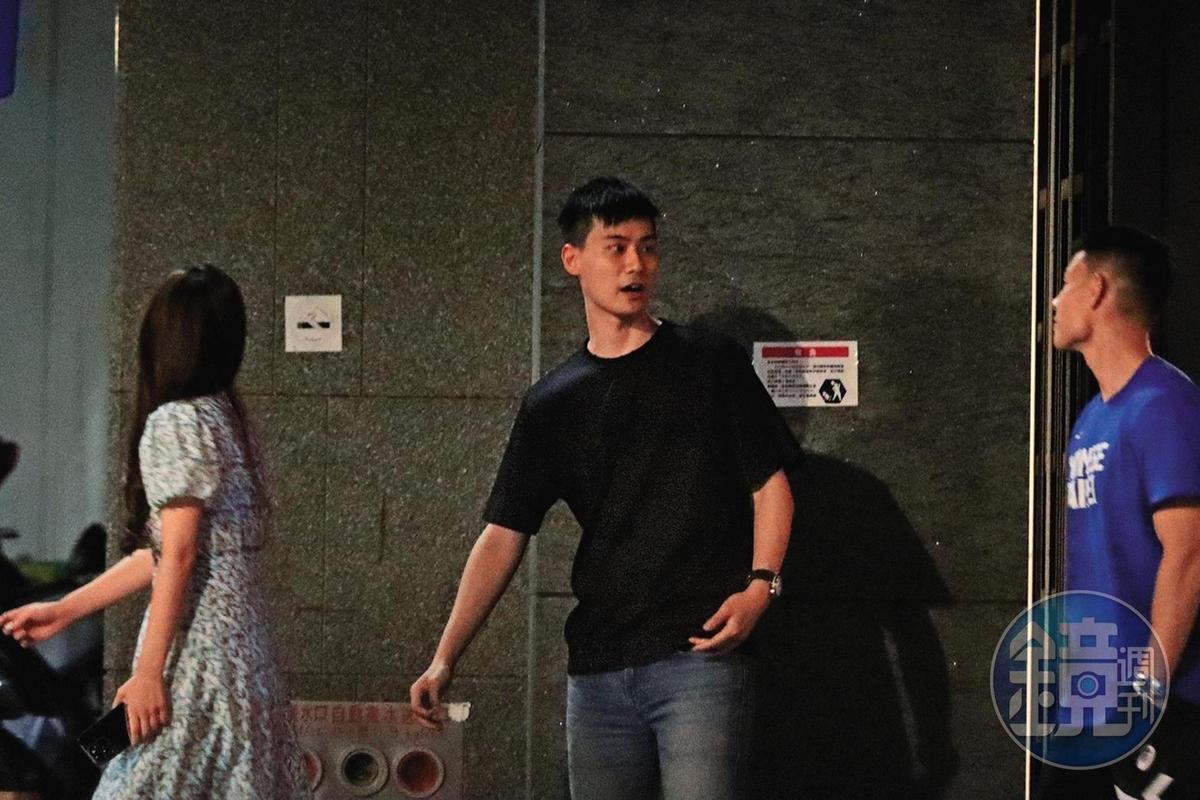 接著3人一起前往餐酒館。（圖／鏡週刊）