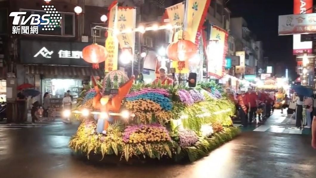 鷄籠中元祭封街放水燈遊行 花車陣頭熱鬧登場