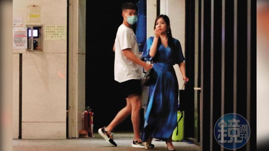 蔡尚樺和林秉聖一同返回女方家。（圖／鏡週刊）