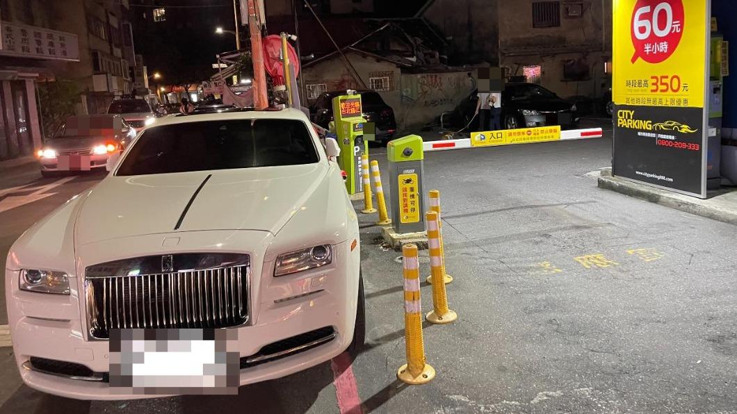 停車場太貴?勞斯萊斯「違停門口紅線」 內行吐關鍵:不是省錢