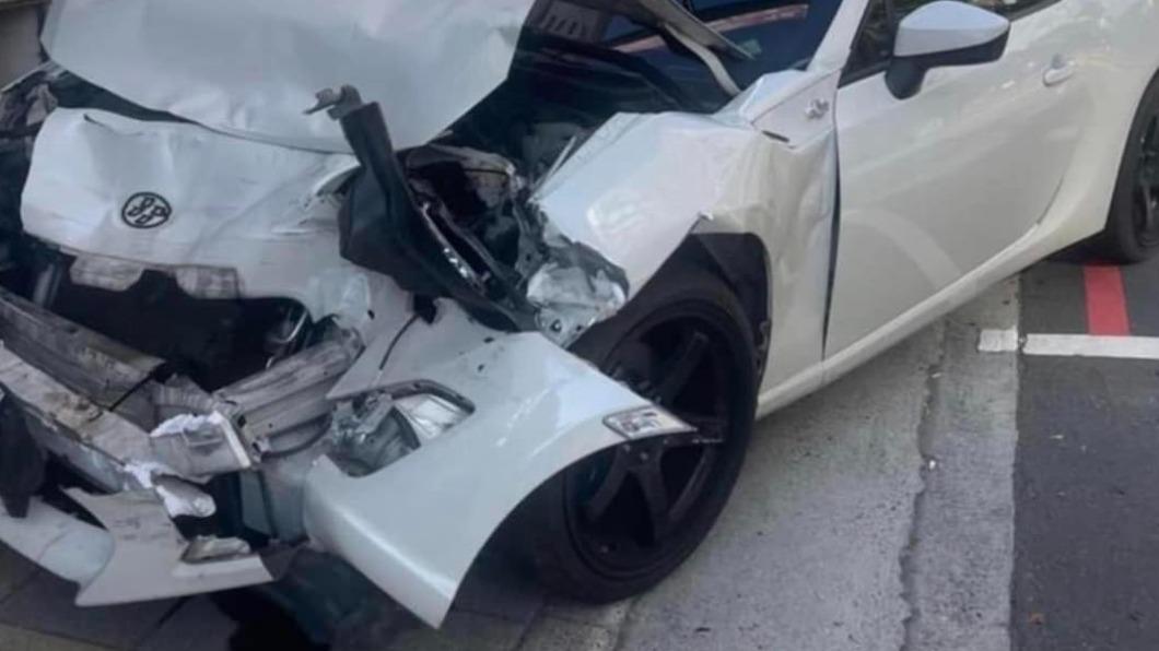35萬拋售事故車!車頭全毀喊「大樑無傷」 遭諷四輪猴怒反擊