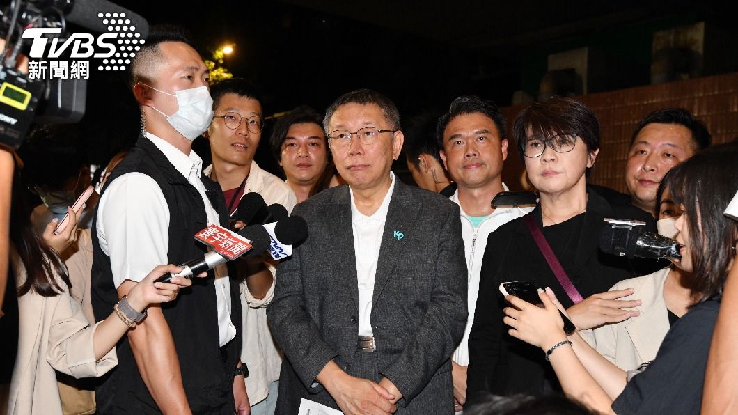 柯在台下罰站了近半小時等致詞。(圖/胡瑞麒攝)