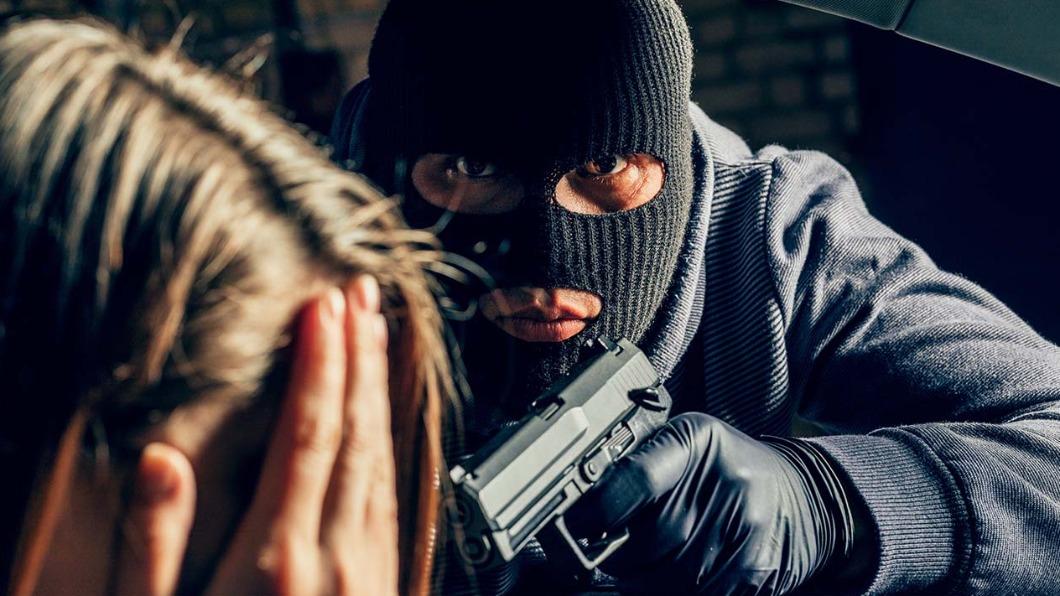 2記者街頭報導治安不佳!下一秒竟遭「蒙面歹徒持槍搶劫」