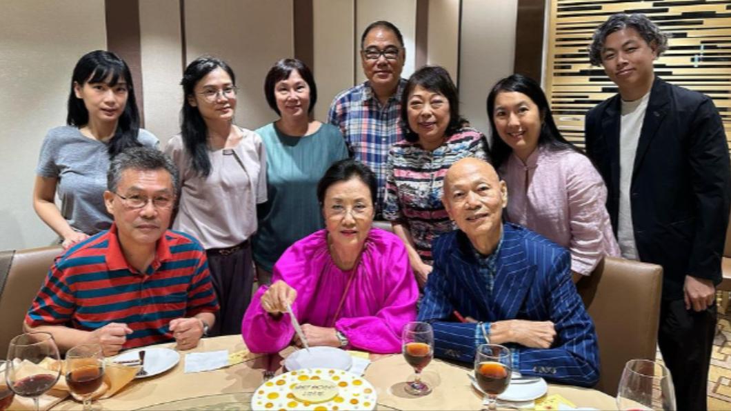 汪明荃生日當天與好友吃飯。(圖/翻攝自汪明荃IG)