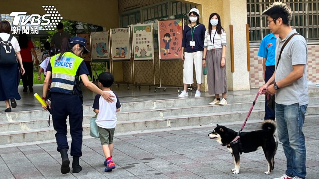 女警陪同小一新生進入校園。(圖/TVBS)