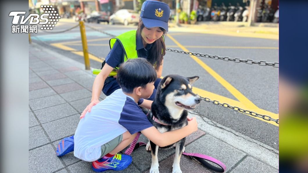 女警耐心安撫小一新生。(圖/TVBS)
