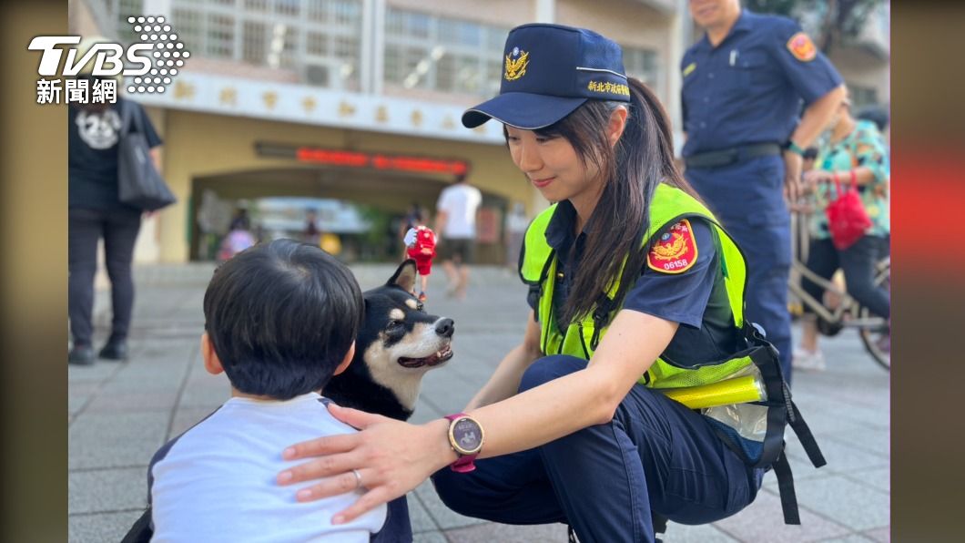 暑假結束!小弟弟不願上學 正妹警「耐心安撫」護送進校