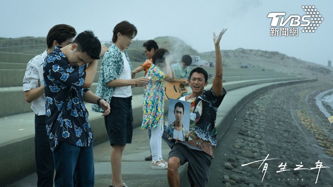 吳慷仁跟世界告別的方式很瀟灑,竟在海邊請家人吃沙。(圖/TVBS)