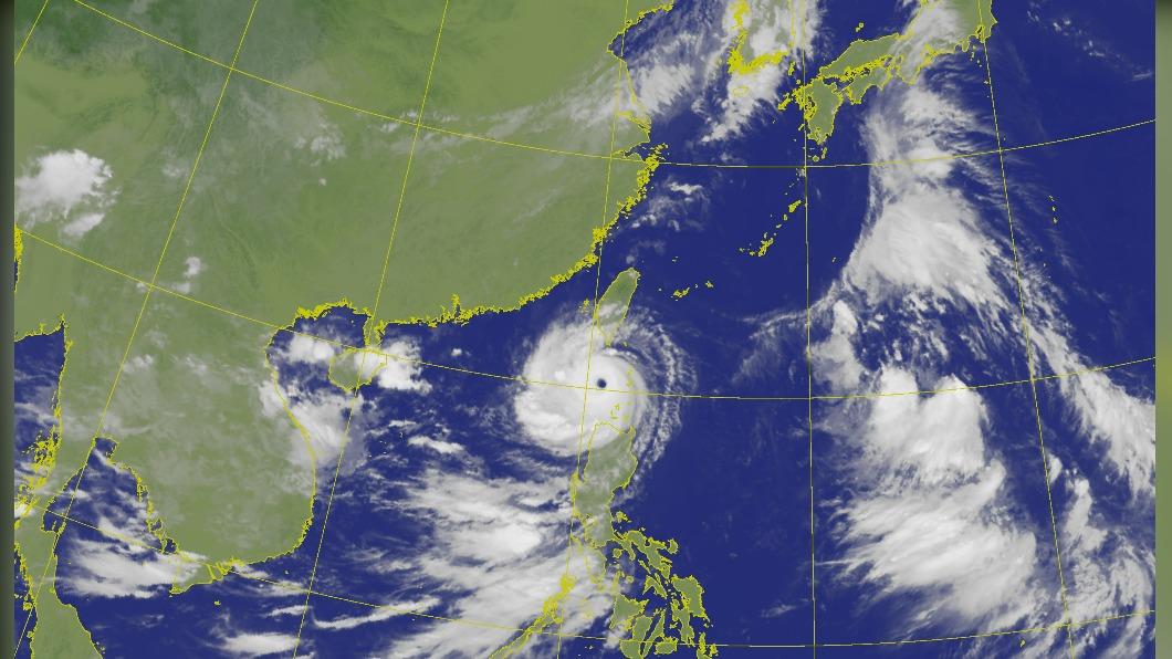 強颱蘇拉增強長胖!暴風圈已觸陸 午後風雨漸強