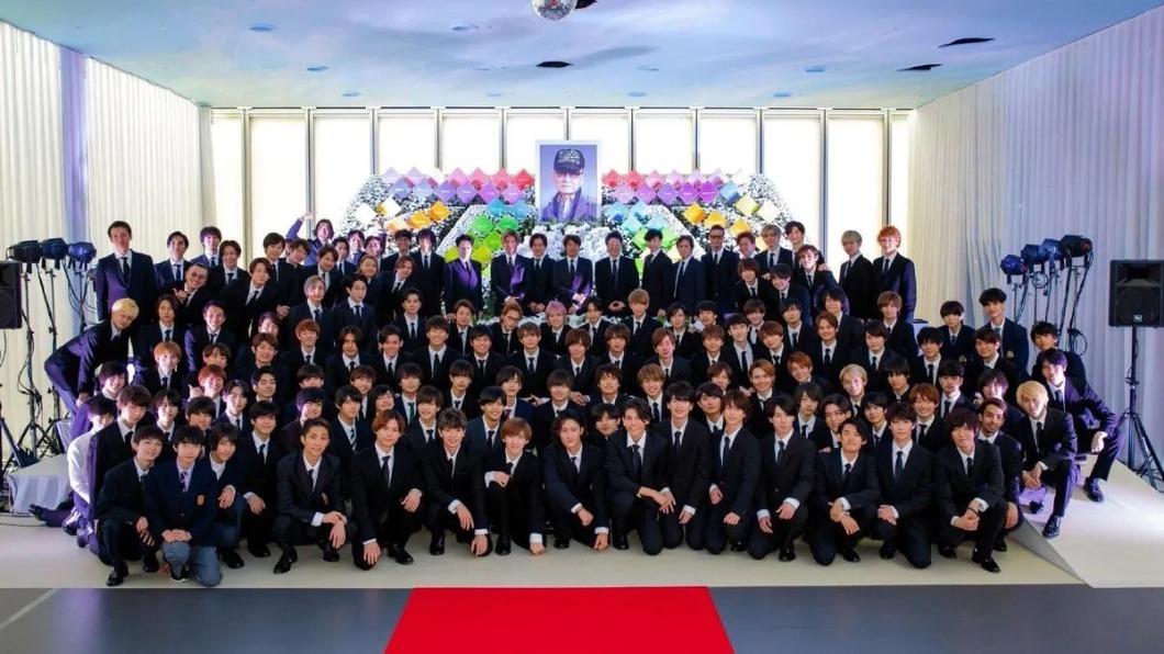 2019年強尼喜多川葬禮後,全體旗下藝人曾拍紀念照。(圖/翻攝自日本yahoo)