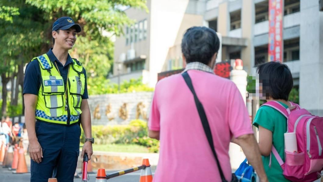 開學日!台中帥警校門口交管 媽媽們暴動:要幫孩子轉學