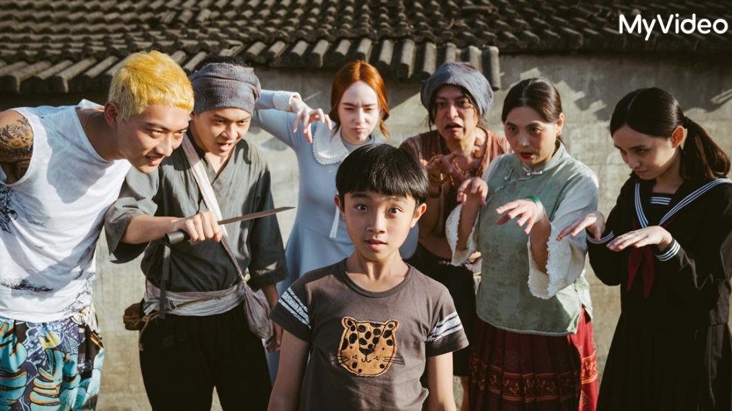 阮柏皓（中）飾演「通靈金孫」翰旻。（圖／MyVideo提供）