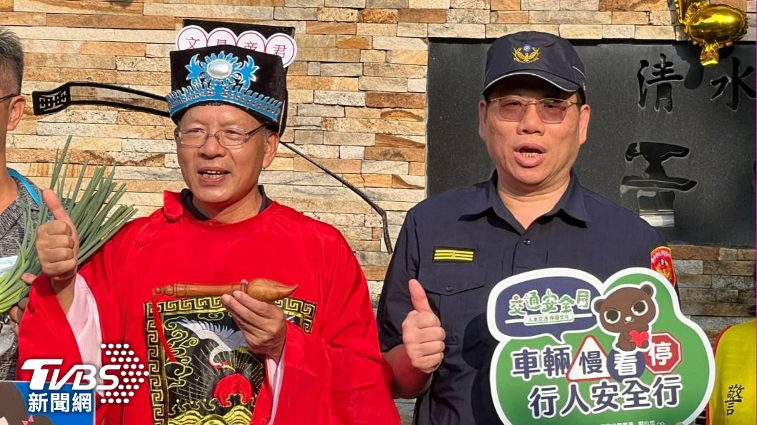 校長扮成文昌帝君。(圖/TVBS)