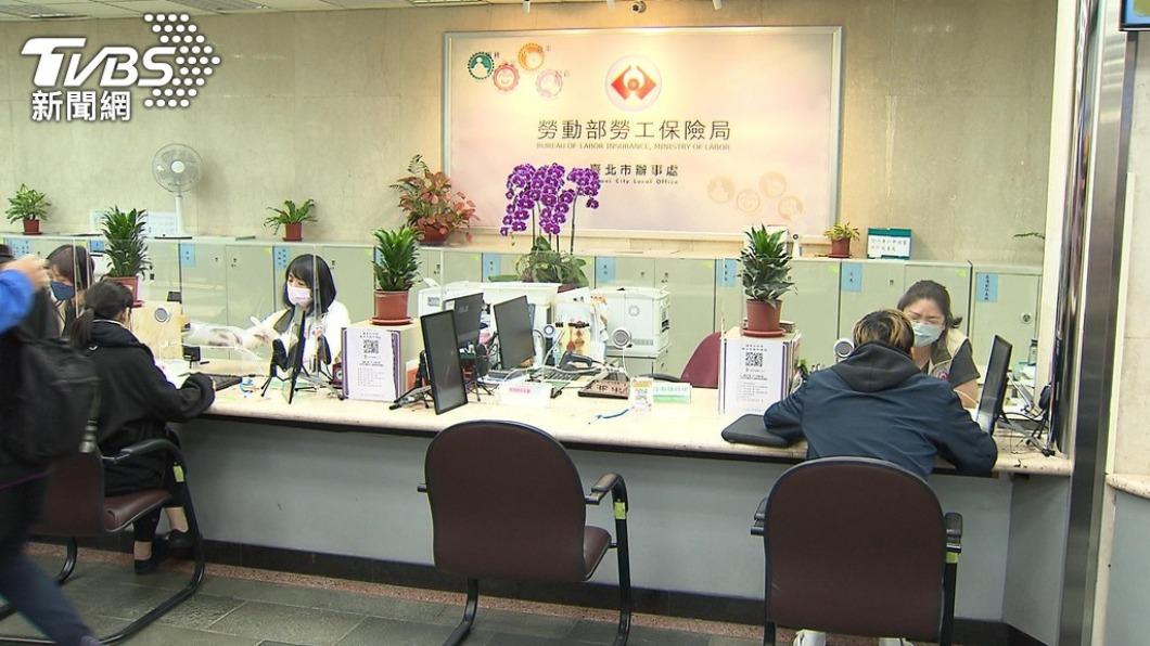 符合補助資格的民眾免申請,勞保局寄發繳款單時會主動顯示政府加碼補助後的金額。(圖/TVBS資料畫面)