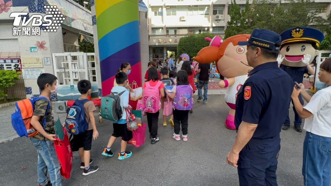 爸媽開心了!小朋友開課送到校門口 警察變導護陪上學
