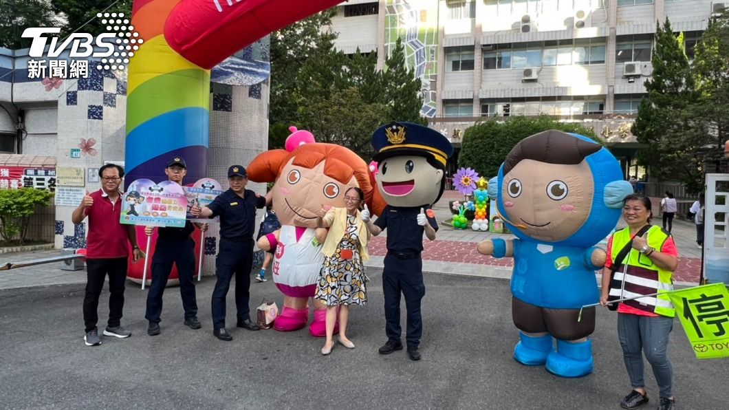 警方與學校合作宣導。(圖/TVBS)