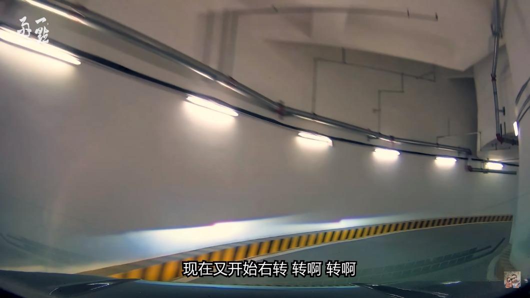 車道一直連續右彎。（圖／翻攝自一點雨心YouTube）