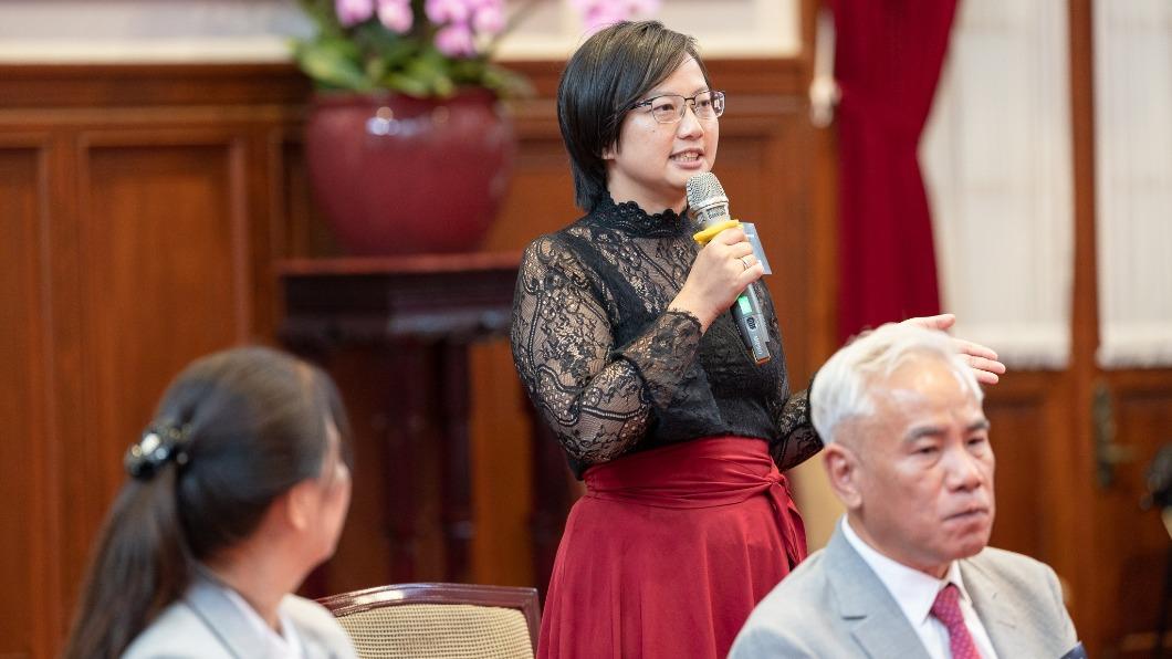 嘉曜醫材創辦人陳苑伊於總統接見時提出友善提供多元生理用品計畫建言。(圖/業者提供)