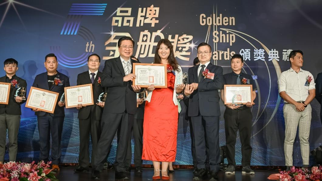 嘉曜醫材有限公司為台灣第一個月經褲品牌「月亮褲」,獲得第五屆品牌金舶獎。(圖/業者提供)
