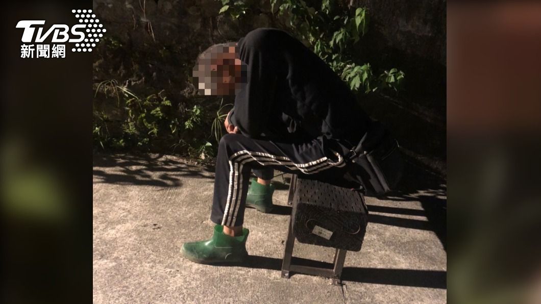 天氣太熱！男子「中暑路倒」嚇壞路人　暖警救援護送返家