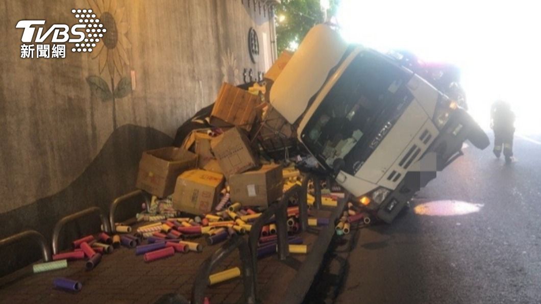 車速太快又超重!小貨車彎不過去 整車側翻貨灑滿地